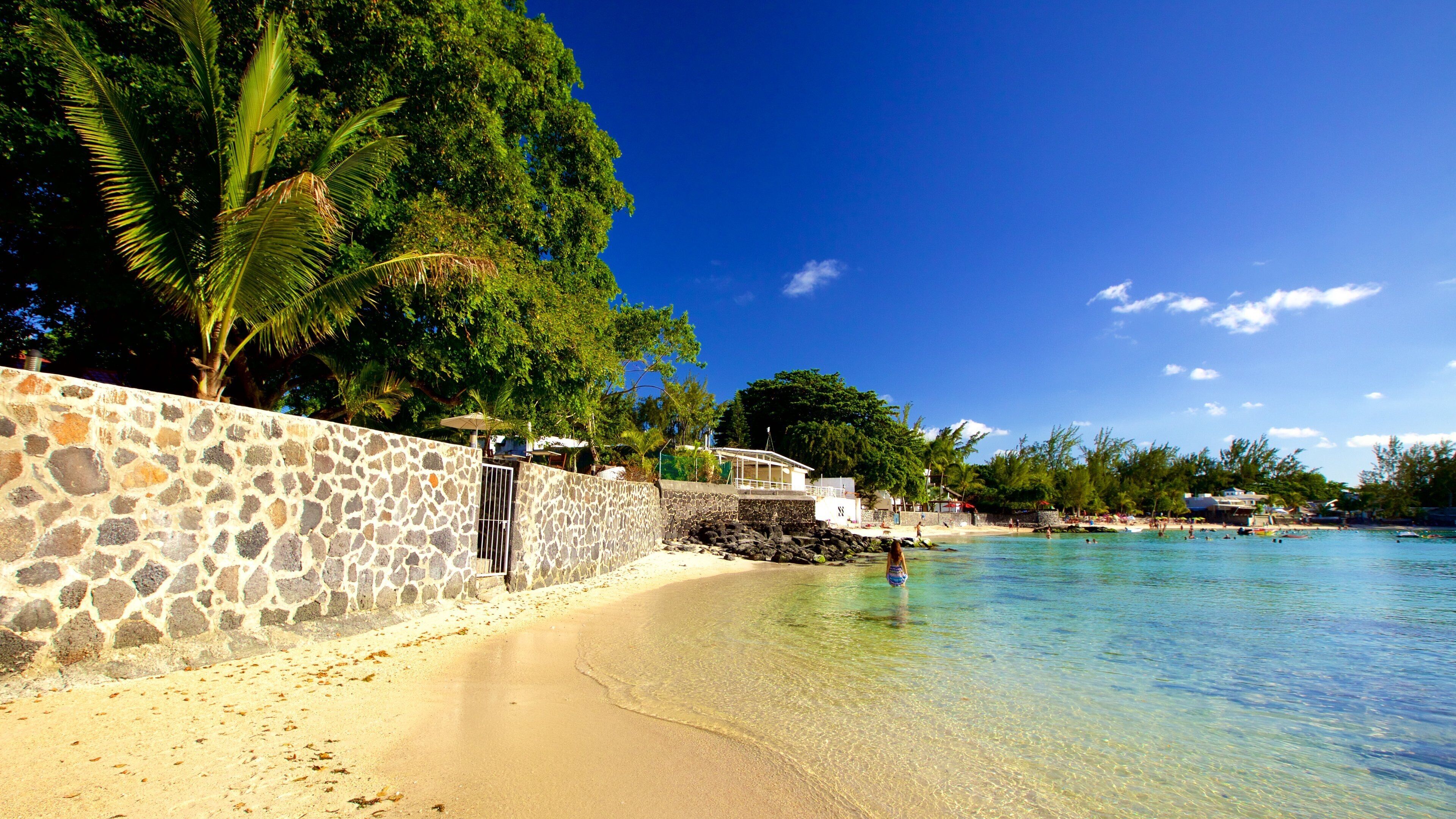 Mauricio ofreciendo una playa