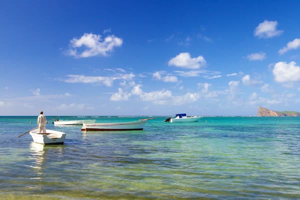Mauricio mostrando vistas de una costa