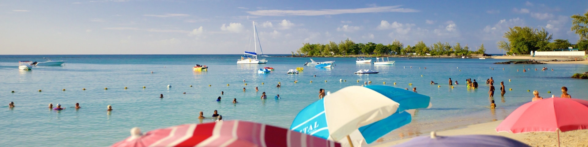 Mauricio mostrando vistas de una costa