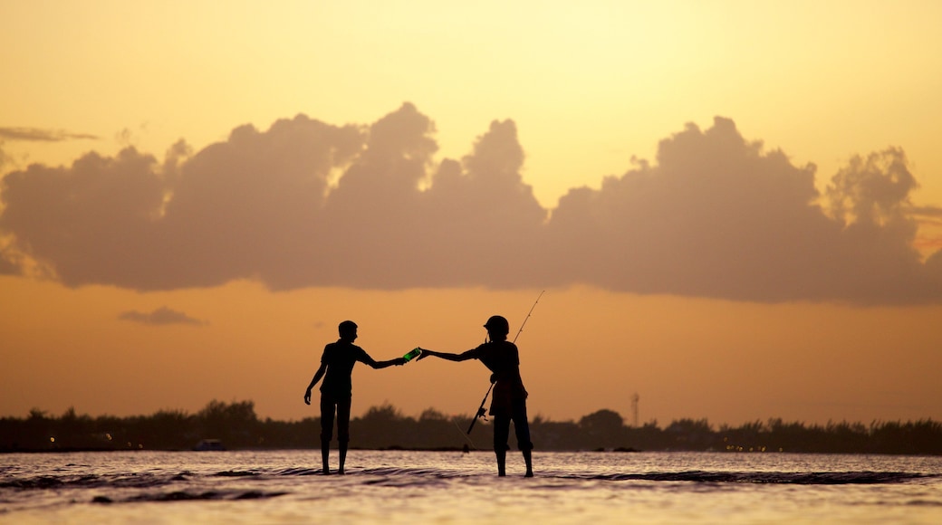 Mauricio ofreciendo una puesta de sol, pesca y vistas generales de la costa