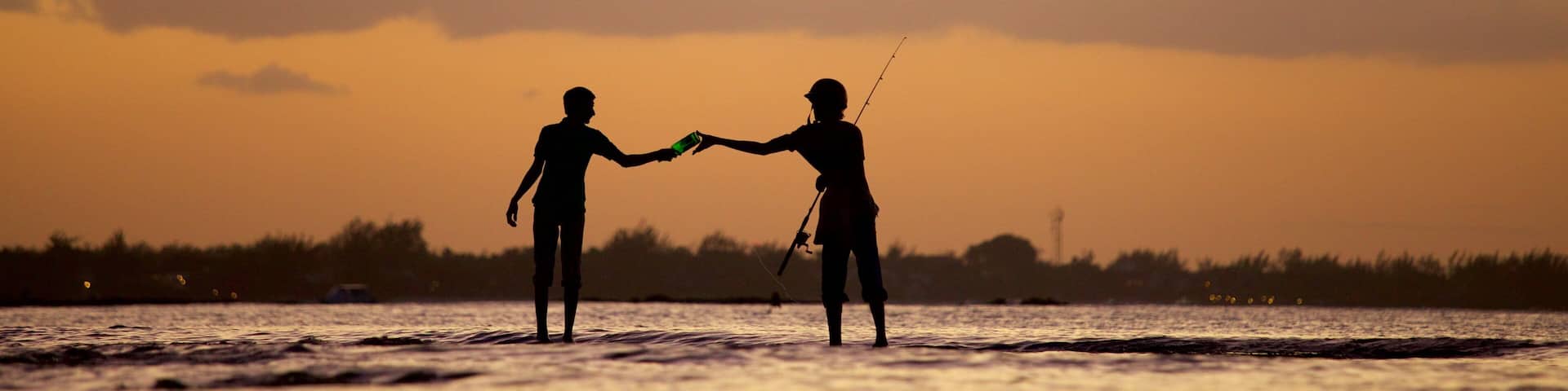Mauritius mit einem allgemeine Küstenansicht, Angeln und Sonnenuntergang