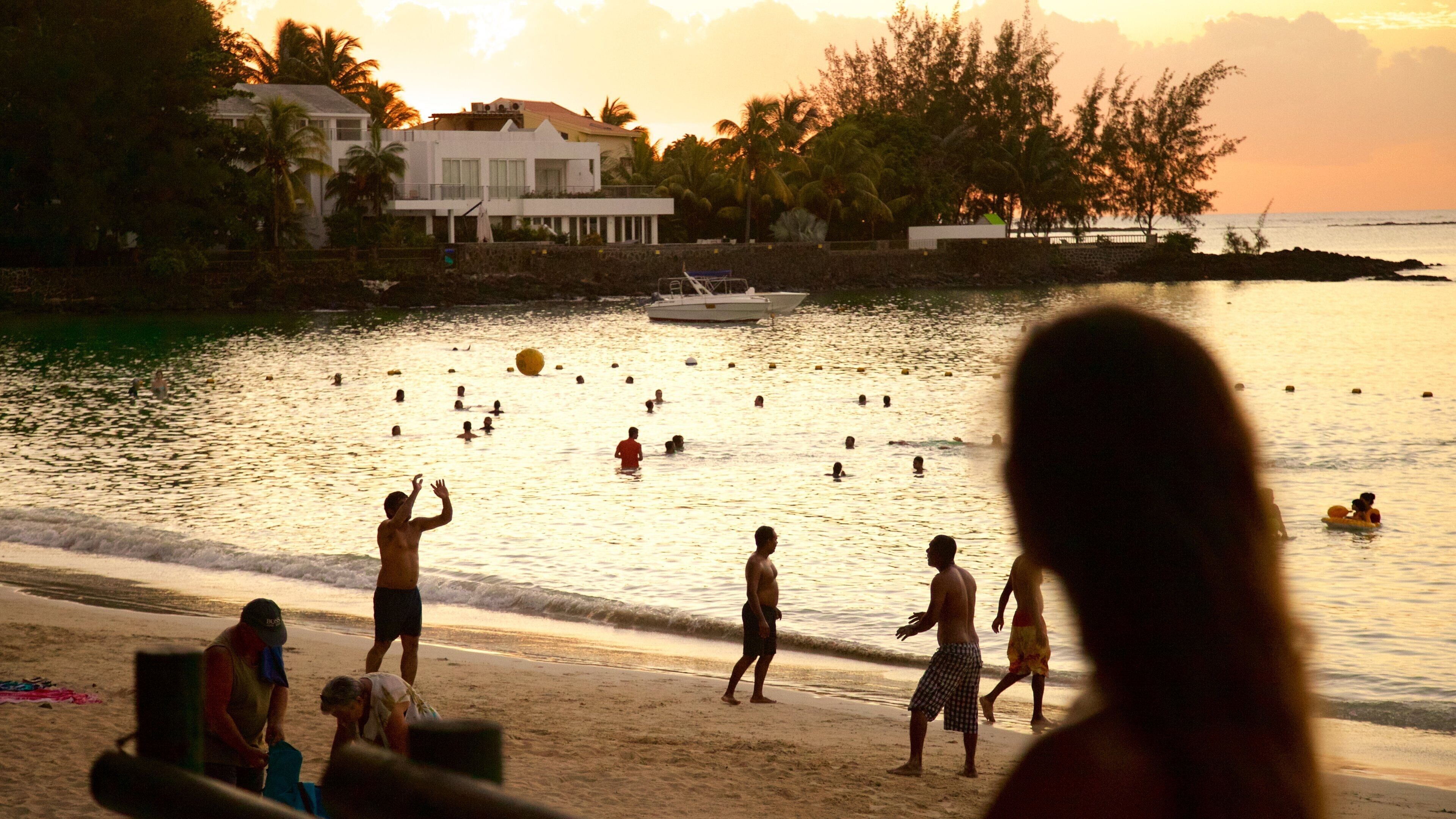 Mauricio ofreciendo un atardecer y una playa de arena