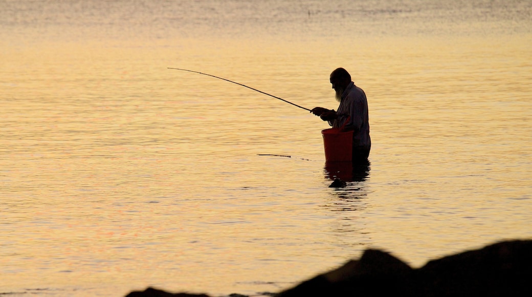 Mauricio mostrando una puesta de sol, vistas generales de la costa y pesca