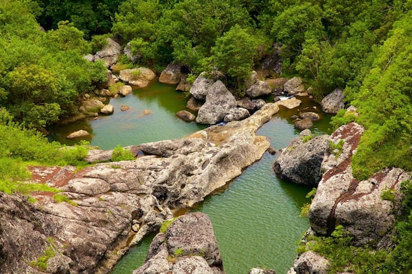 Chutes de Tamarind montrant gorge ou canyon et lac ou étang