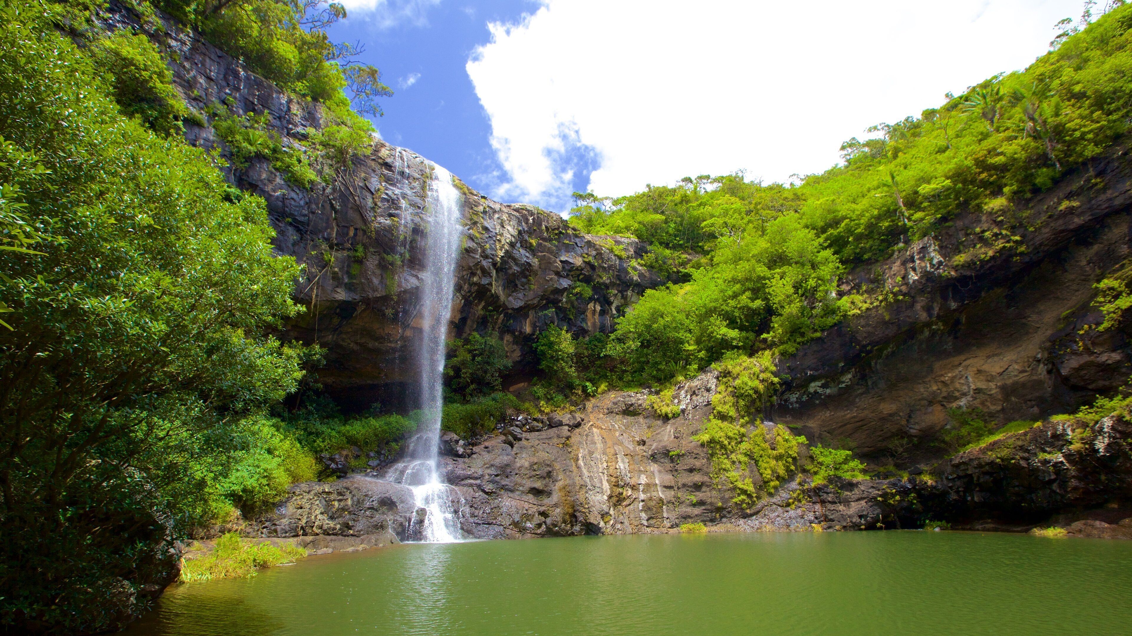 Tamarind-vandfaldene som omfatter en kløft eller slugt, en kaskade og en sø eller et vandhul