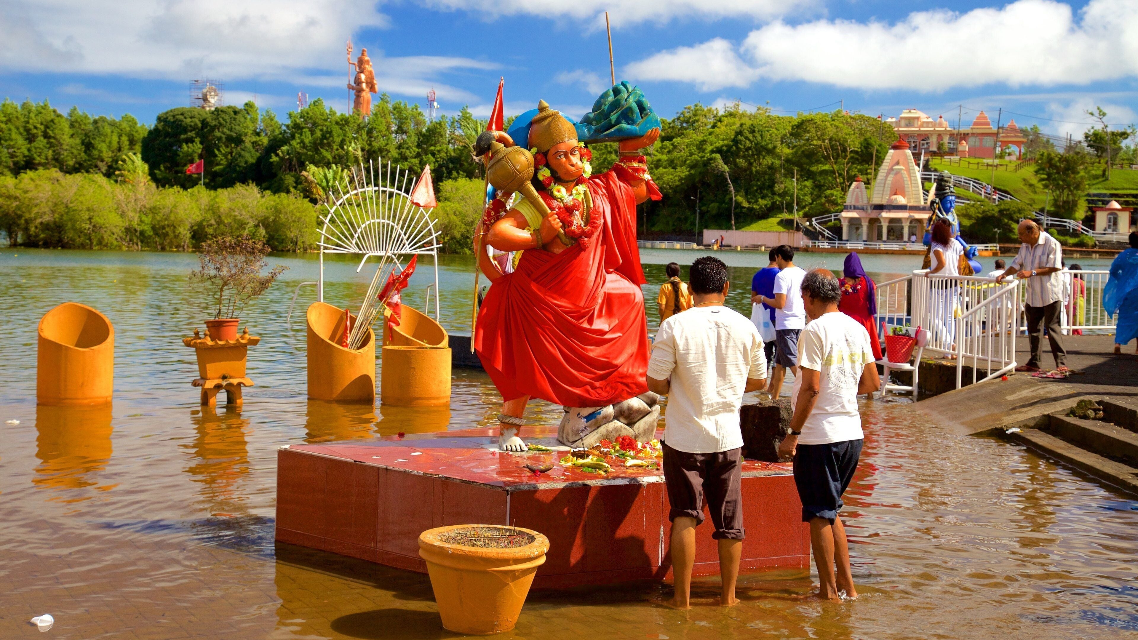 Ganga Talao inclusief een meer of poel, religieuze elementen en een standbeeld of beeldhouwwerk