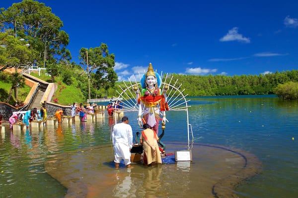 Ganga Talao featuring religious aspects, a lake or waterhole and a statue or sculpture