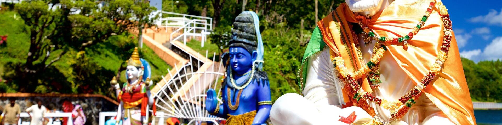 Mauricio mostrando una estatua o escultura, un templo o lugar de culto y aspectos religiosos