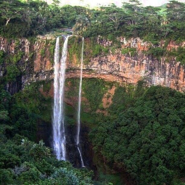 En route to the Seven-coloured earth site, one can have a refreshing view of the falls. The surrounding area is also the source of locally-grown coffee.