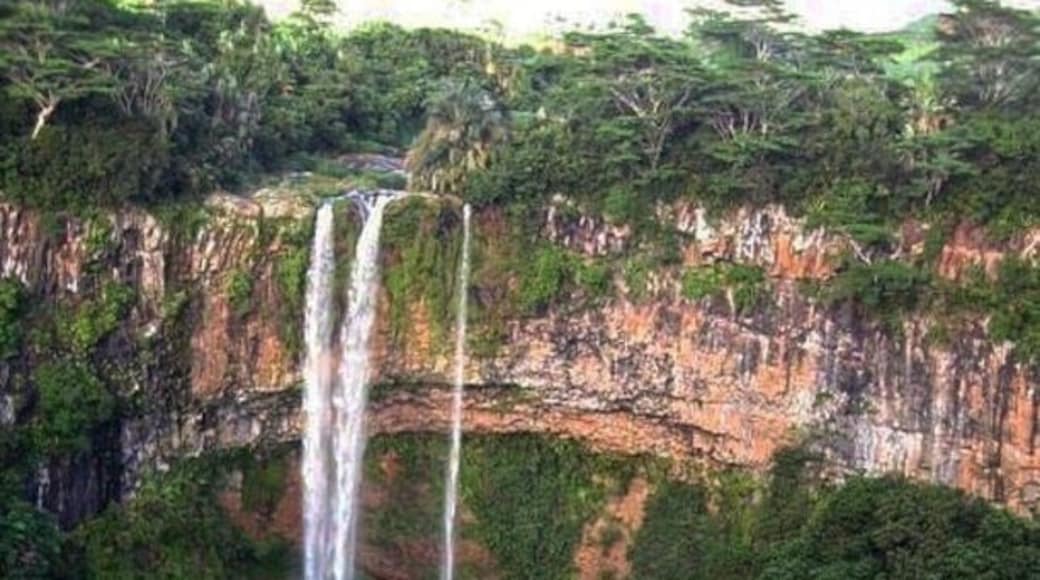 En route to the Seven-coloured earth site, one can have a refreshing view of the falls. The surrounding area is also the source of locally-grown coffee.