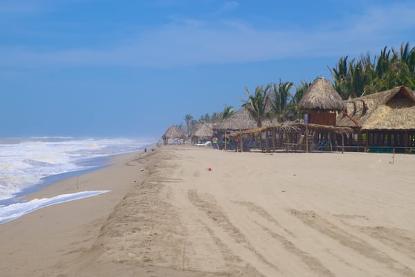 Playa de Barra Vieja montrant plage de sable et ville cĂŽtiĂšre