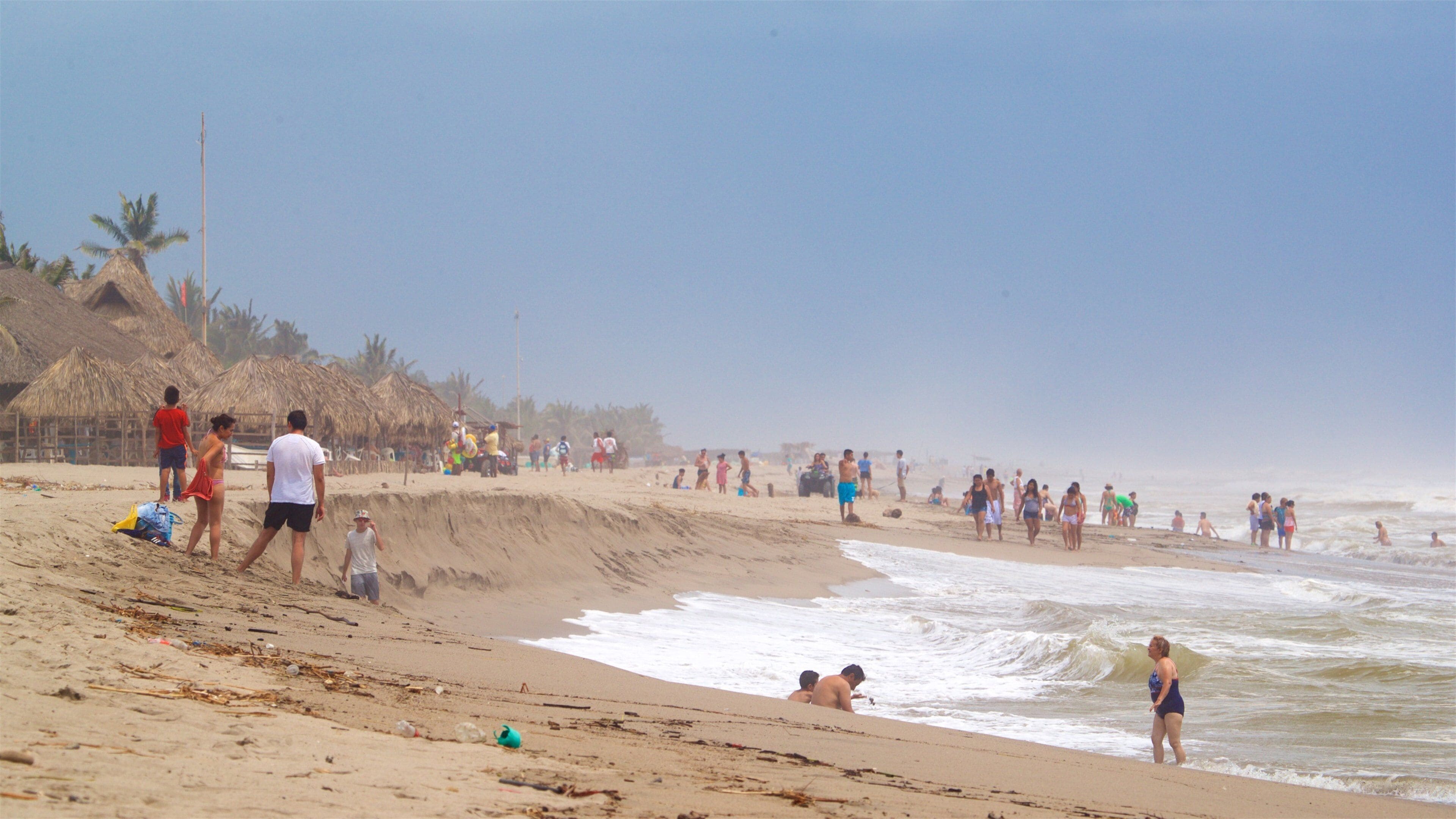 Playa de Barra Vieja som viser kyst, sandstrand og tåke