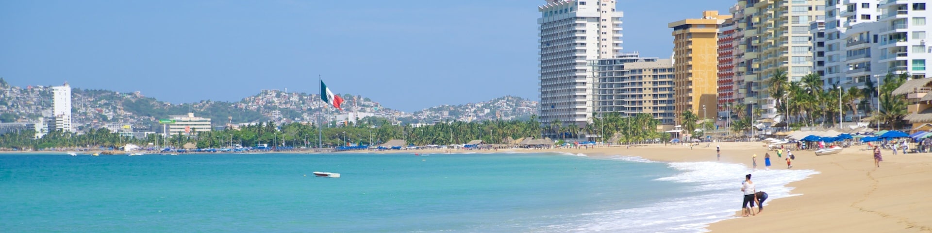 Praia de Condesa caracterizando uma praia e uma cidade litorânea