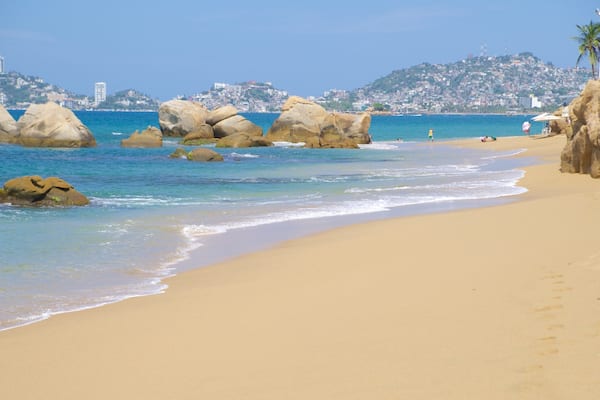 Plage de Condesa montrant plage et ville cĂŽtiĂšre