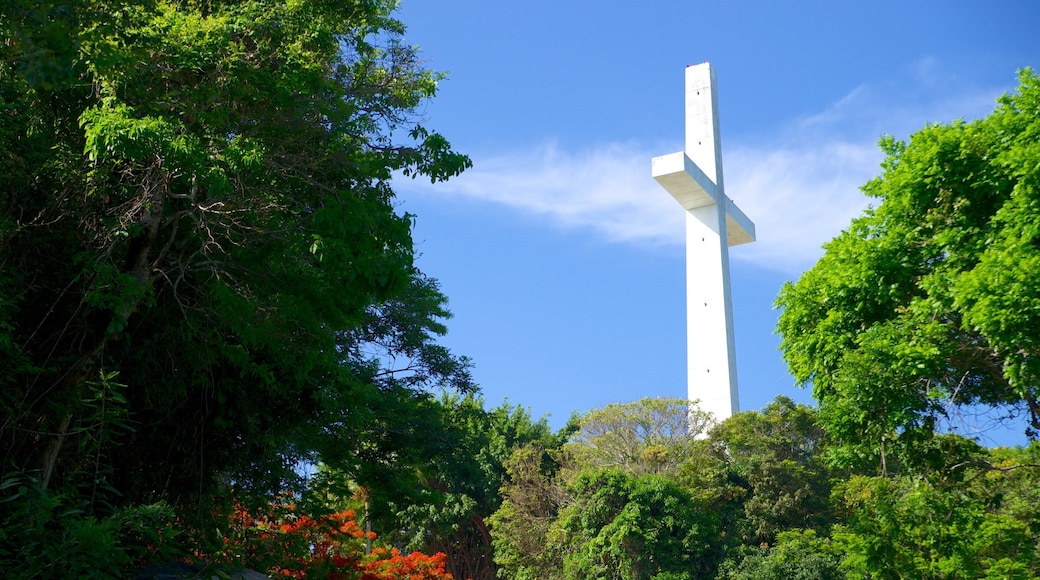 Capilla de la Paz montrant éléments religieux et monument