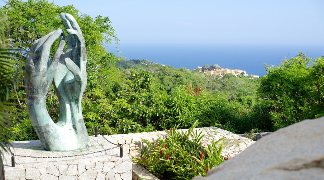 Capilla de la Paz qui includes vues littorales, statue ou sculpture et église ou cathédrale