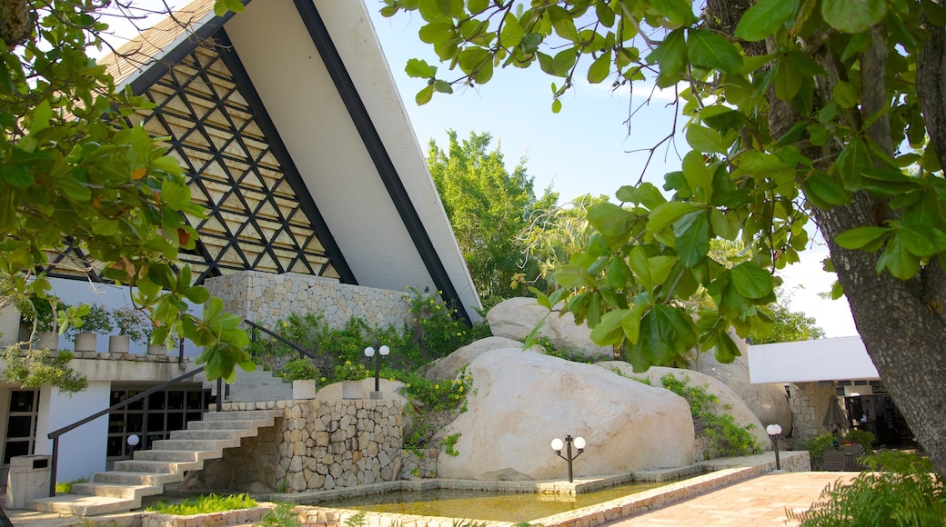 Capilla de la Paz trong đó bao gồm nhà thờ và hồ