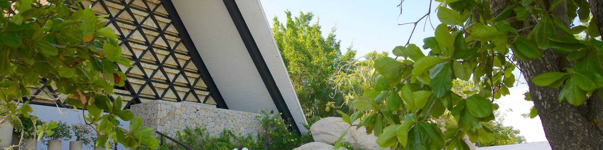 Capilla de la Paz ofreciendo una iglesia o catedral y un estanque