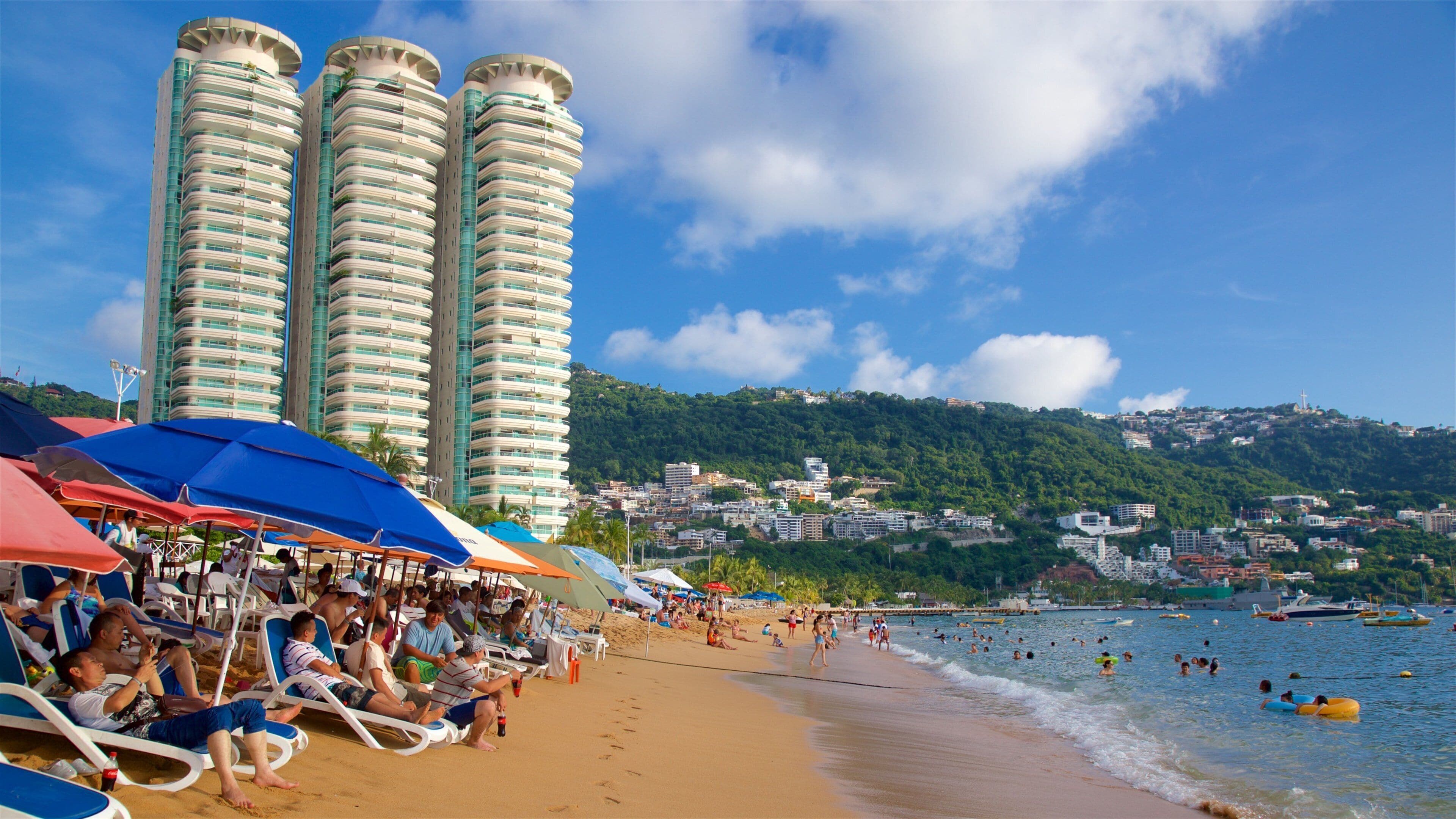 Playa Icacos mostrando un rascacielos, una playa y vistas generales de la costa