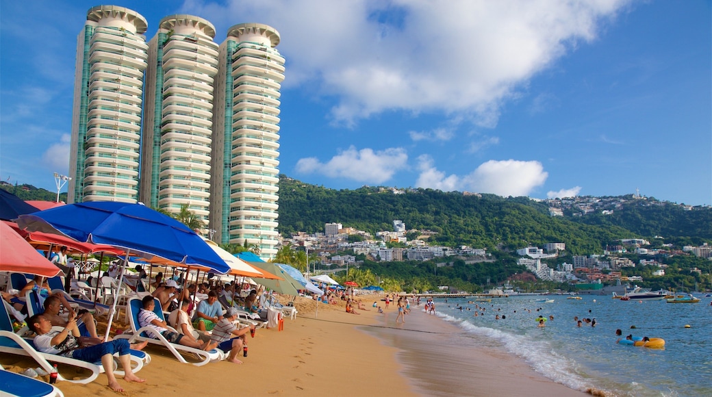 Playa Icacos mostrando un rascacielos, una playa y vistas generales de la costa