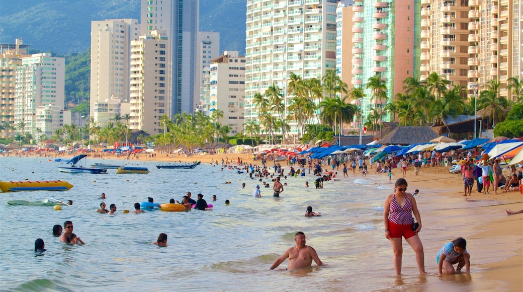 Playa Icacos ofreciendo una ciudad, una playa de arena y natación