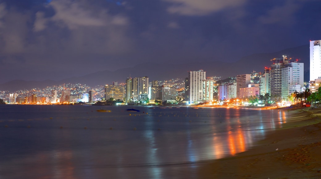 Playa Icacos som inkluderer sandstrand, kystby og by