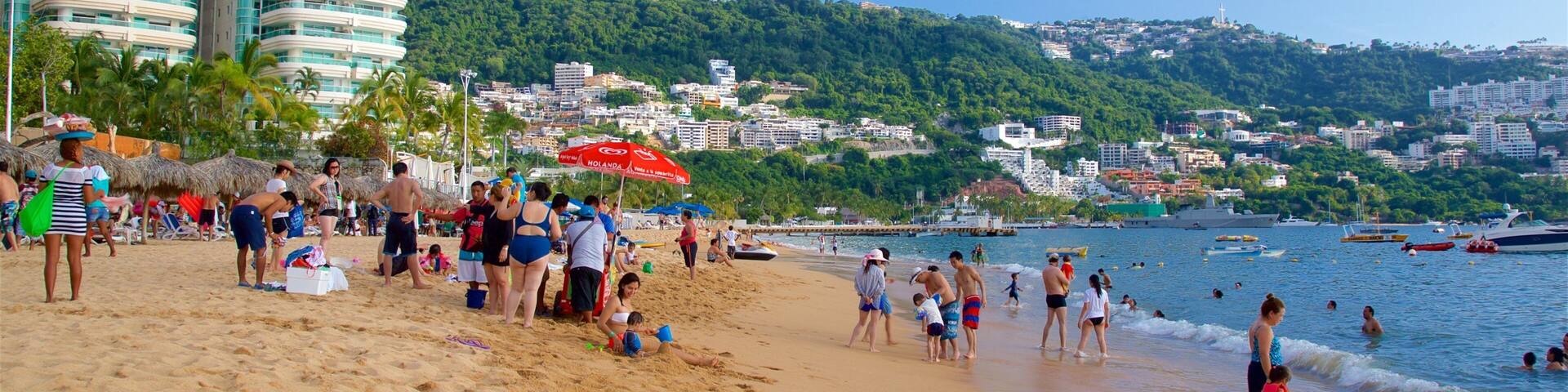 Playa Icacos ofreciendo vistas generales de la costa, escenas tropicales y una playa de arena