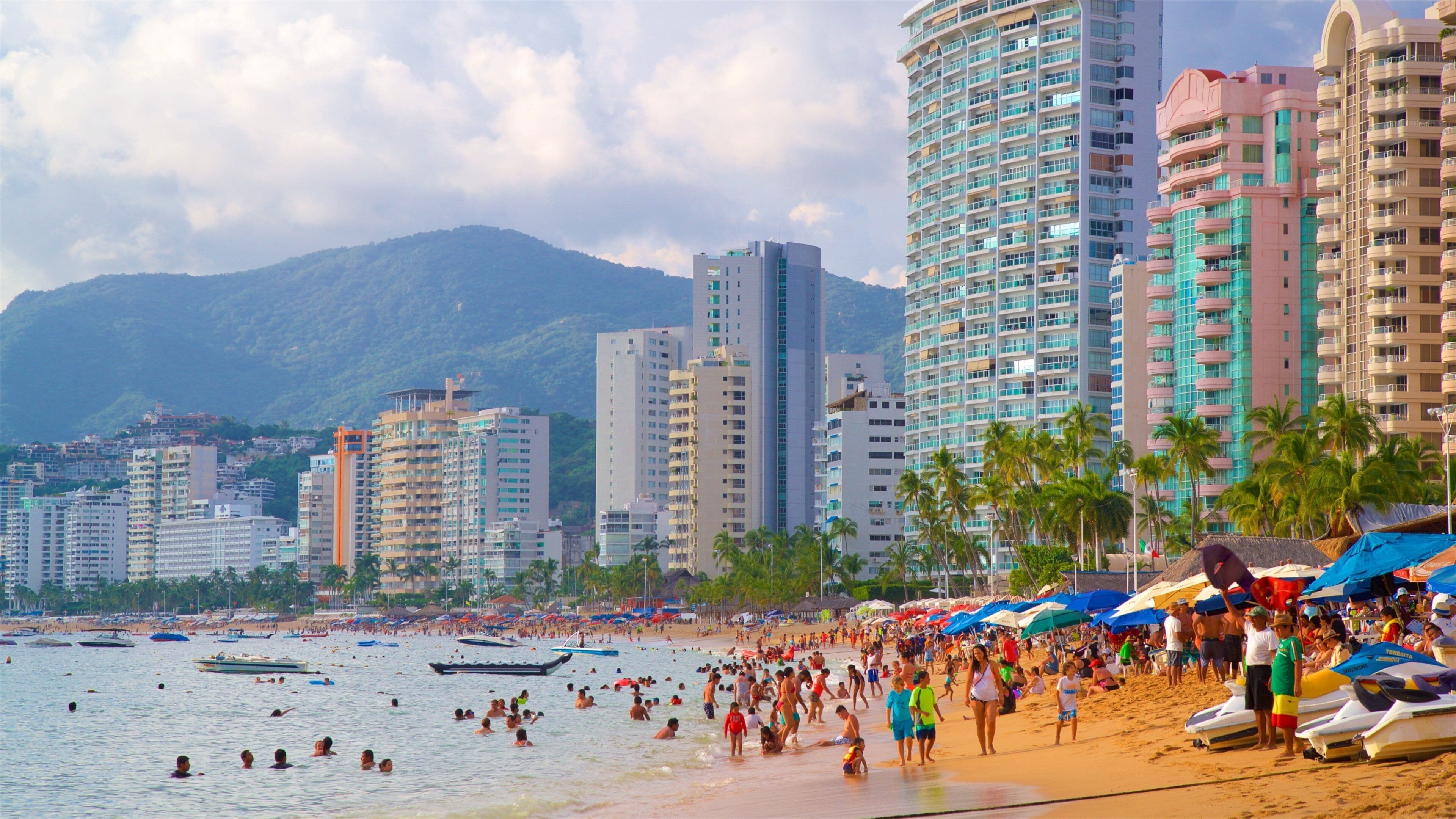 Playa Icacos que incluye una ciudad, vistas generales de la costa y una playa de arena