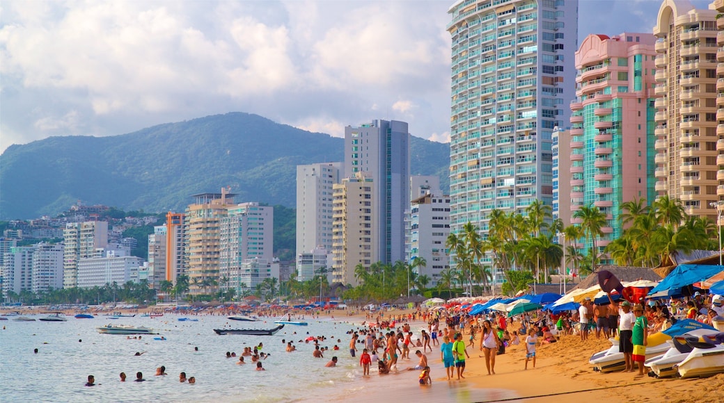 Playa Icacos que incluye una ciudad, vistas generales de la costa y una playa de arena