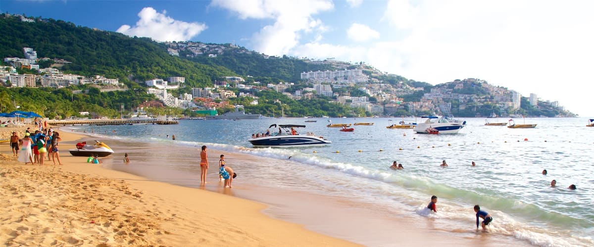 Playa Icacos que incluye natación, vistas generales de la costa y una bahía o puerto