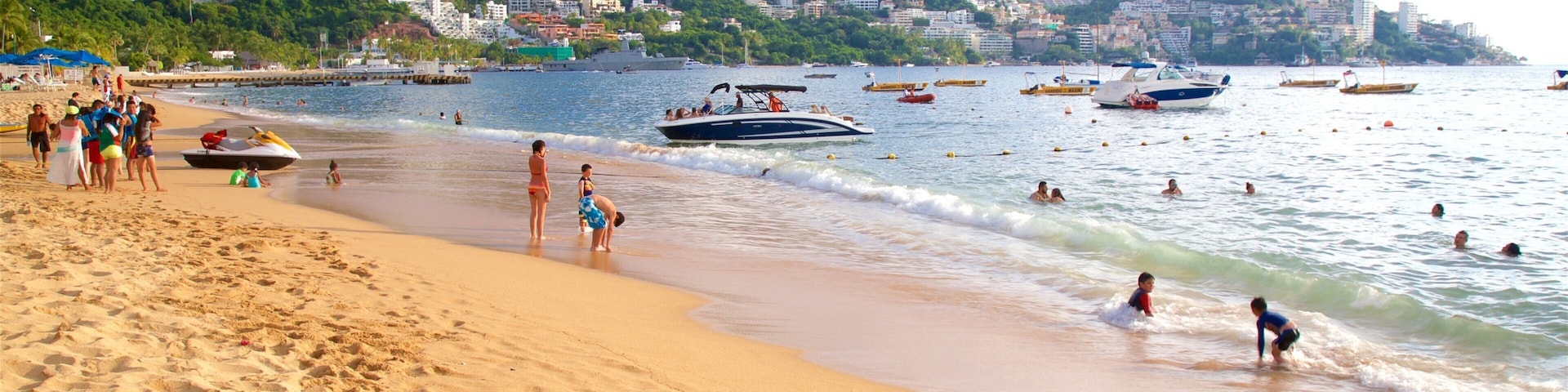 Praia de Icacos que inclui uma praia, paisagens litorâneas e natação