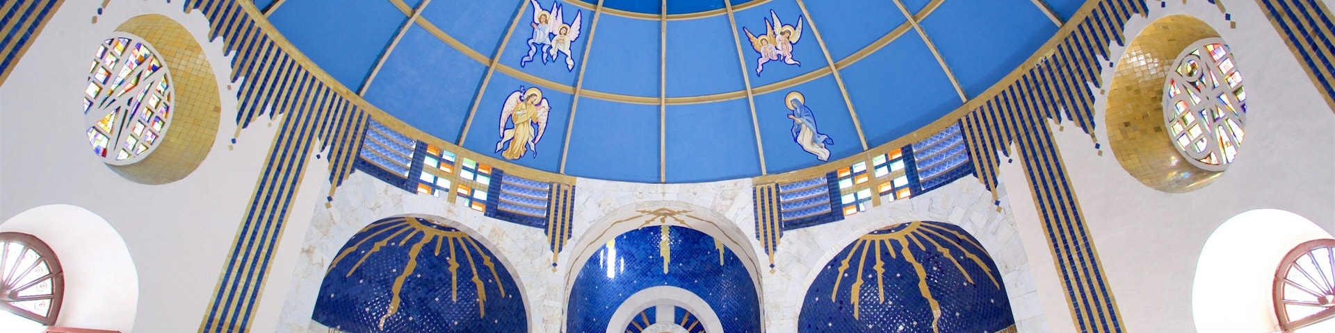 La Catedral mostrando vistas internas, elementos de patrimônio e uma igreja ou catedral