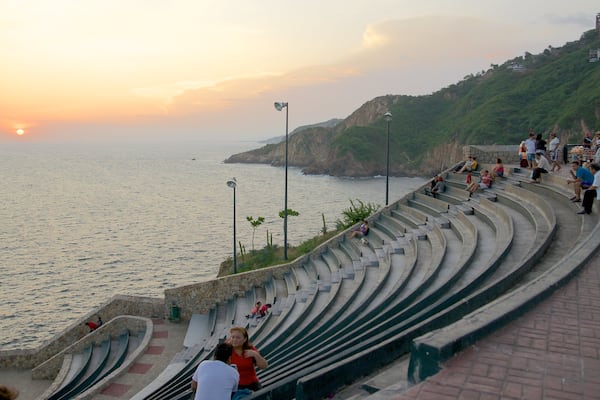 Sinfonia qui includes vues littorales, coucher de soleil et vues