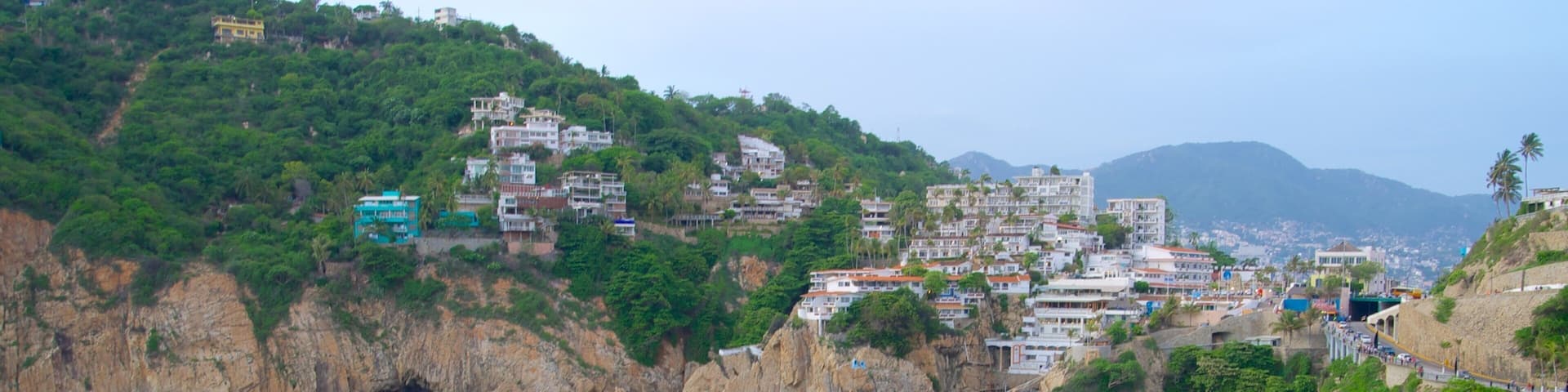 Sinfonia qui includes cÎte escarpée, gorge ou canyon et ville cÎtiÚre