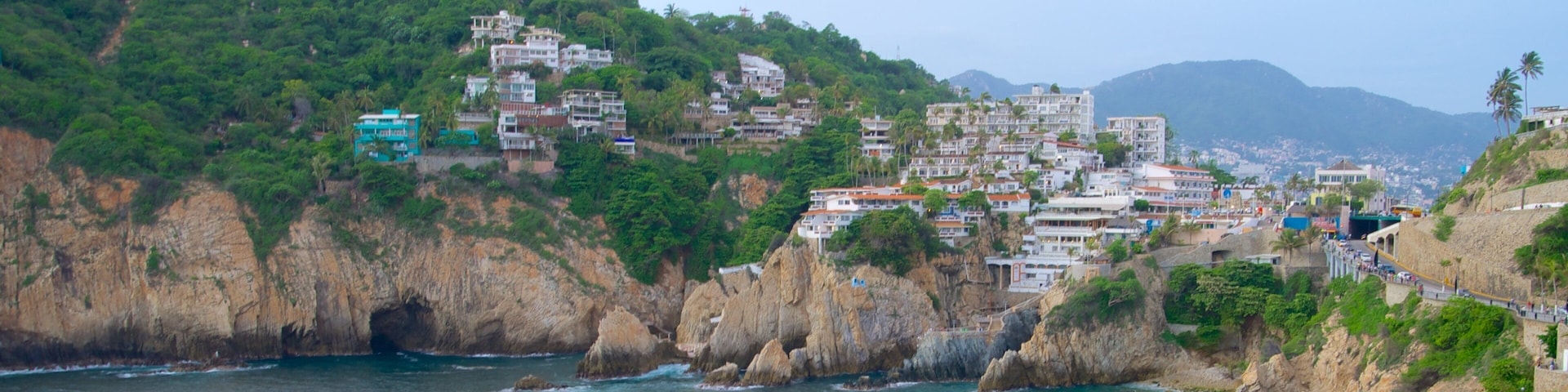 Sinfonía ofreciendo una ciudad costera, costa rocosa y una garganta o cañón