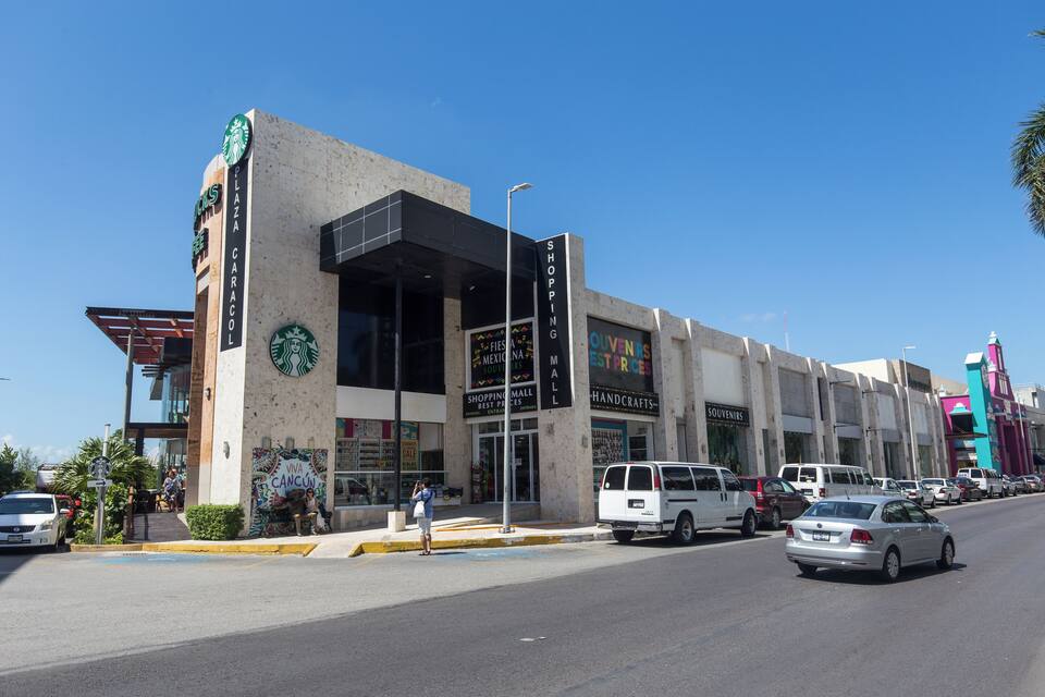 A shopping mall with a Starbucks and a sign for Viva Cancún.