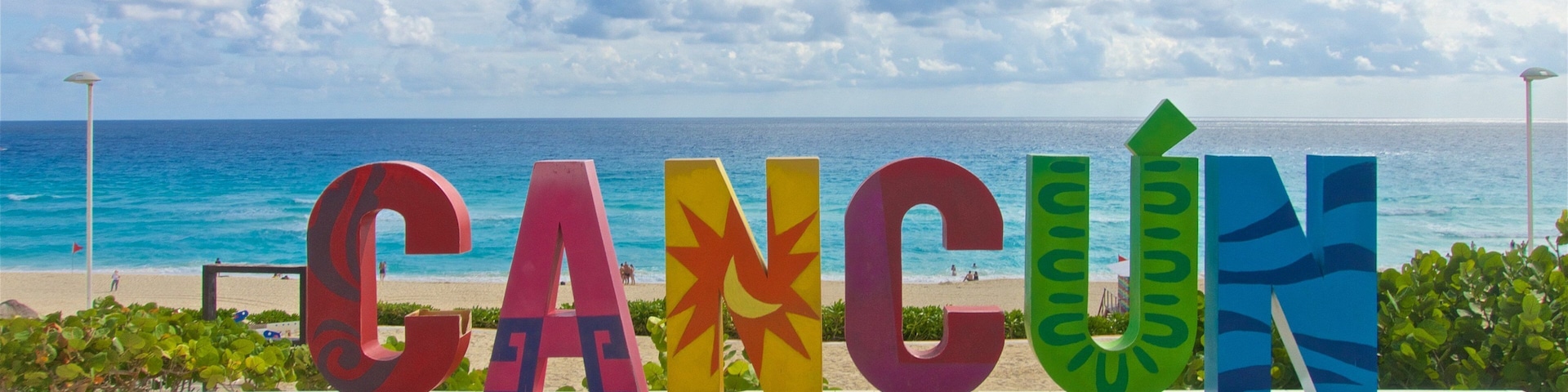Playa Delfines mostrando vista general a la costa, arte al aire libre y señalización