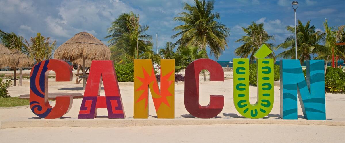 Langosta Beach showing outdoor art, signage and tropical scenes
