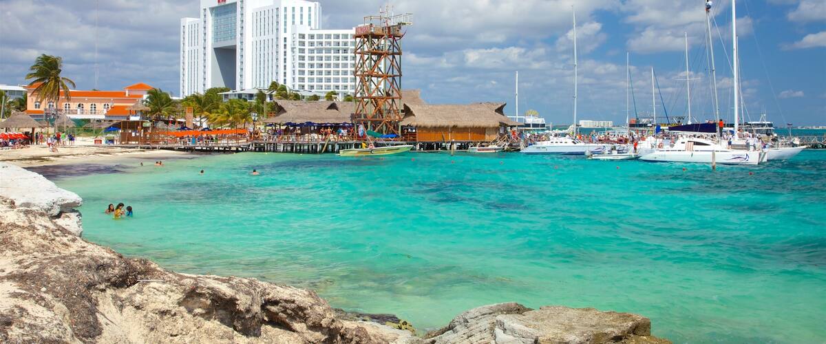 Bãi biển Tortuga trong đó bao gồm cảnh bờ biển, bơi lội và cảng hoặc vịnh