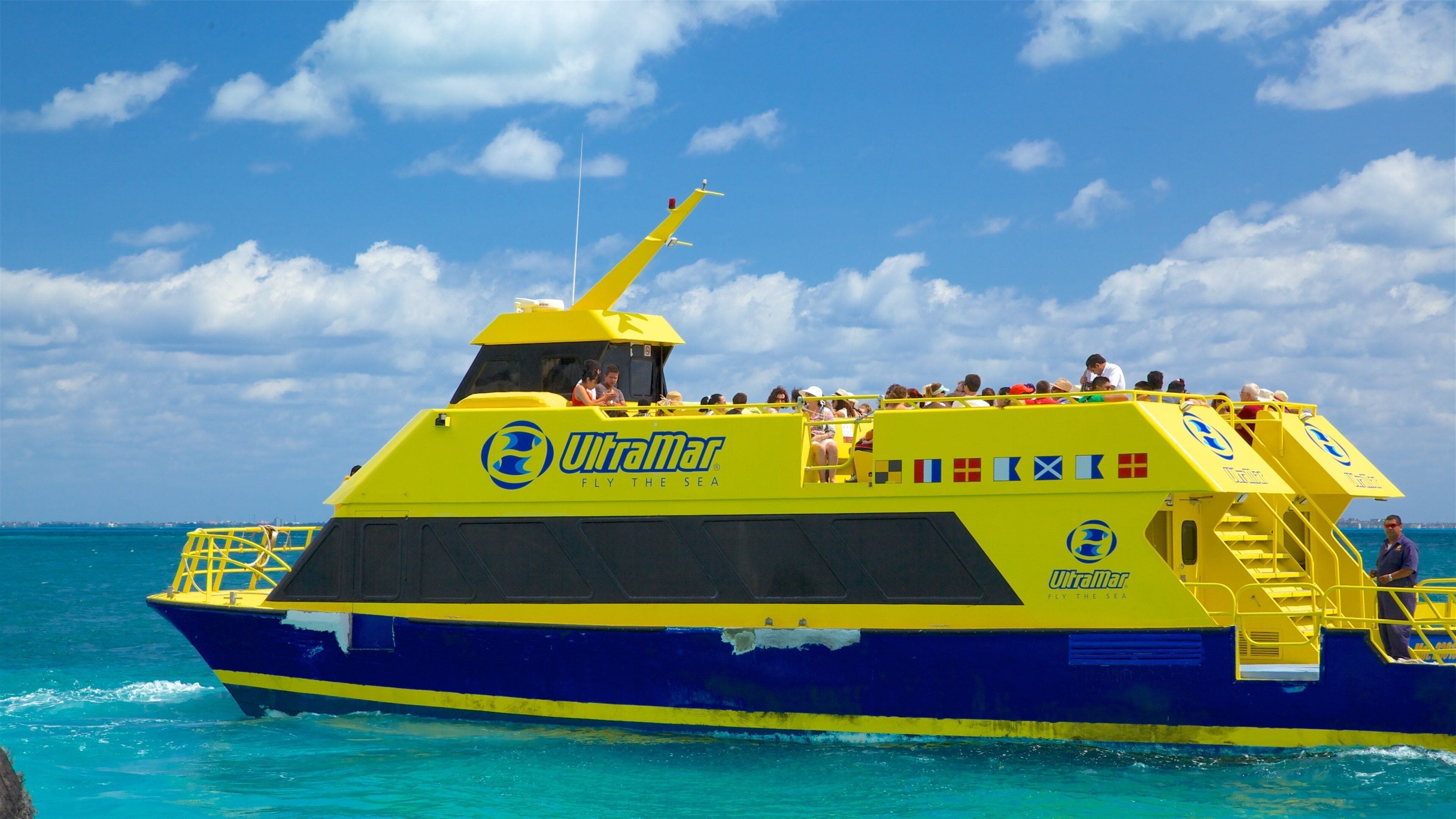 Playa Tortuga showing general coastal views, signage and cruising