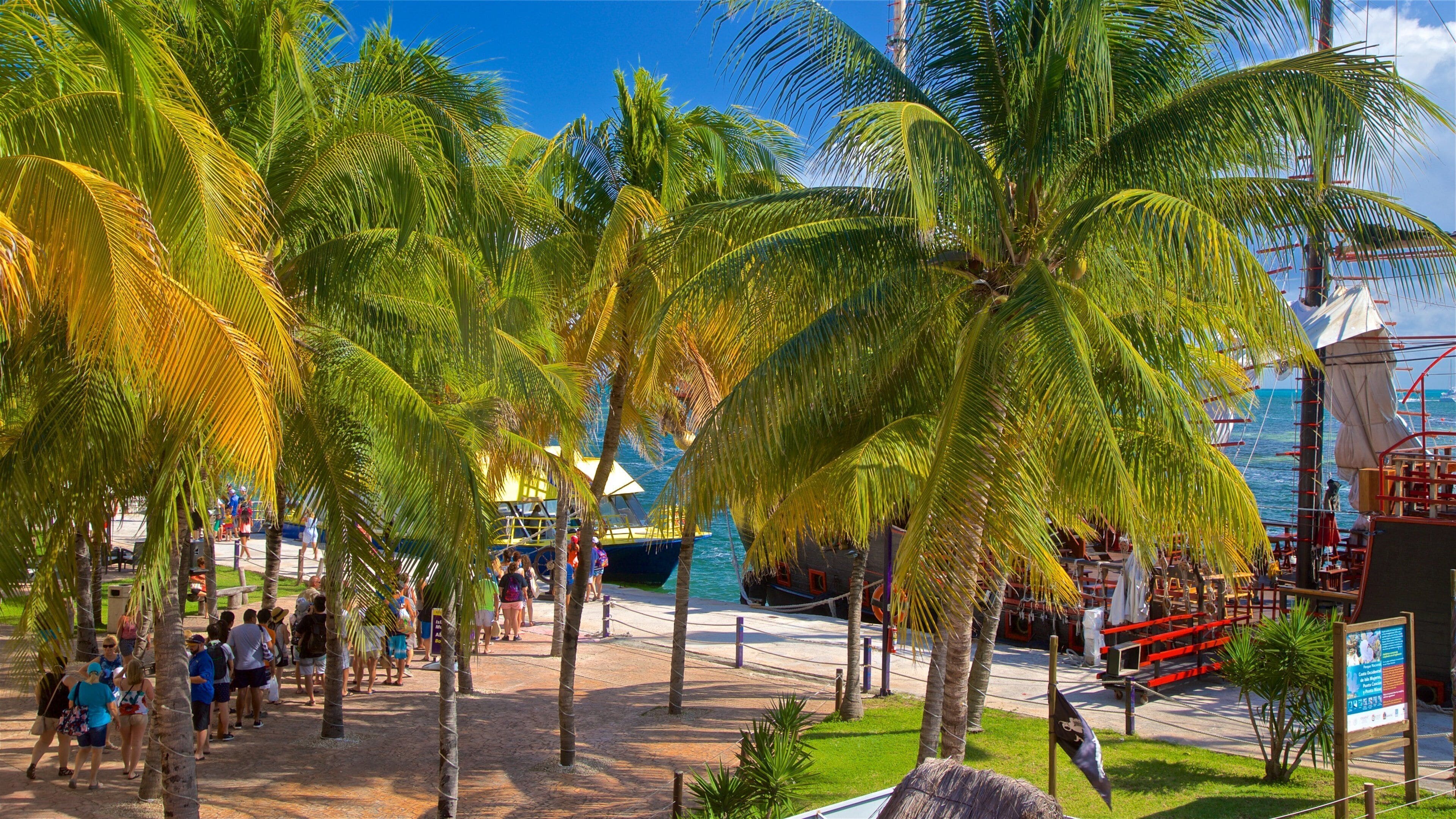 Playa Linda which includes general coastal views and tropical scenes as well as a small group of people