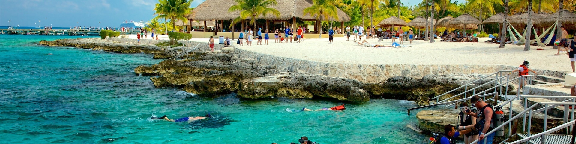 Cozumel que inclui paisagens litorâneas, litoral acidentado e uma praia de areia
