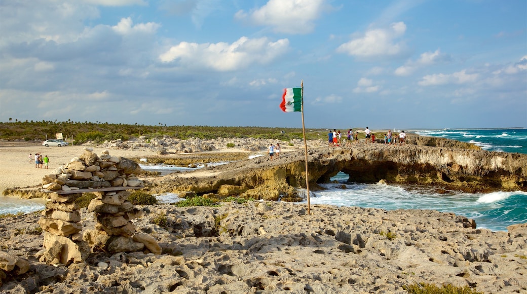 El Mirador que inclui litoral acidentado e paisagens litorĂąneas assim como um pequeno grupo de pessoas