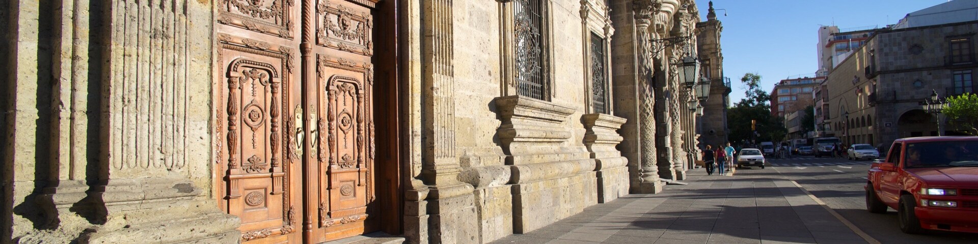 Palacio de Gobierno which includes a city, street scenes and heritage architecture