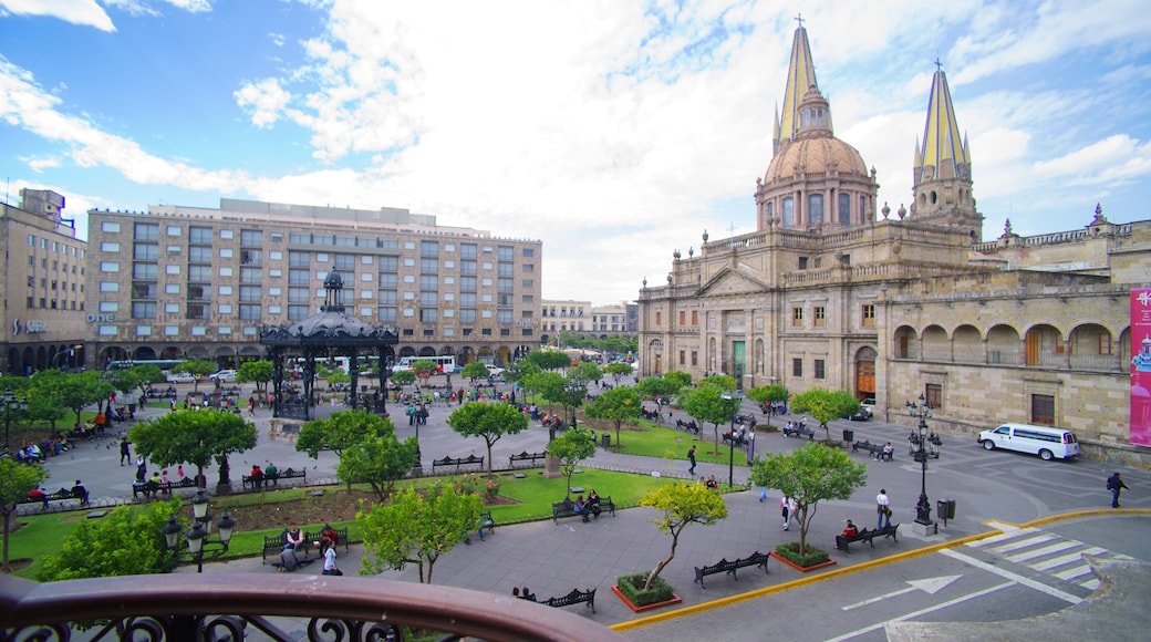 Palacio de Gobierno which includes an administrative building, heritage architecture and a city
