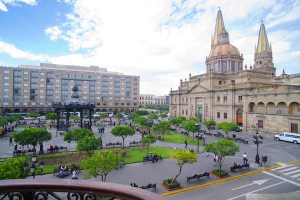 Palacio de Gobierno which includes heritage architecture, street scenes and a city