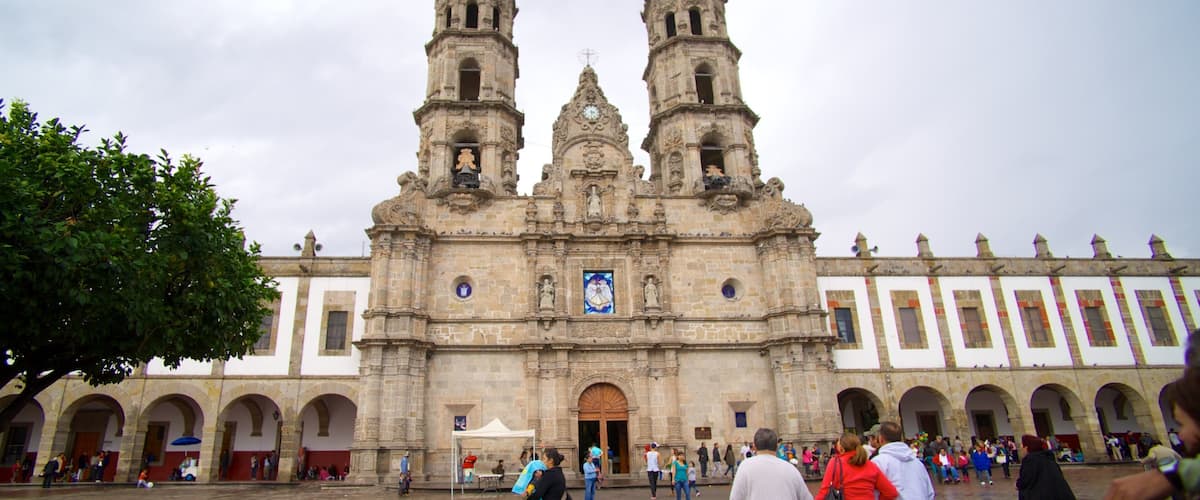 Basilica de Zapopan featuring a church or cathedral, heritage architecture and a square or plaza