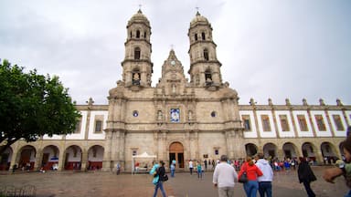 Basílica de Zapopan mostrando una iglesia o catedral, un parque o plaza y patrimonio de arquitectura