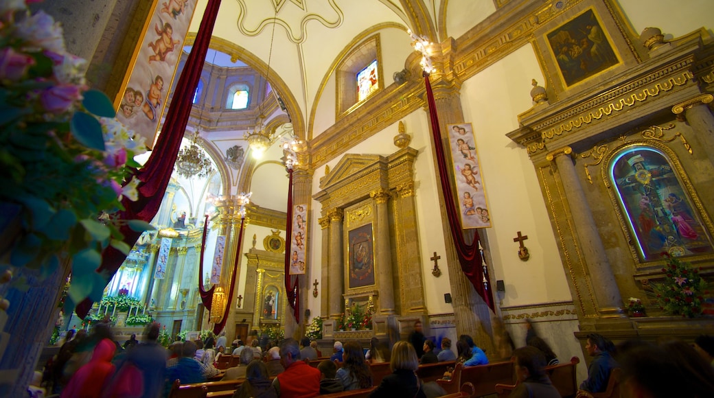 Basílica de Zapopan mostrando vistas de interior, una iglesia o catedral y elementos religiosos