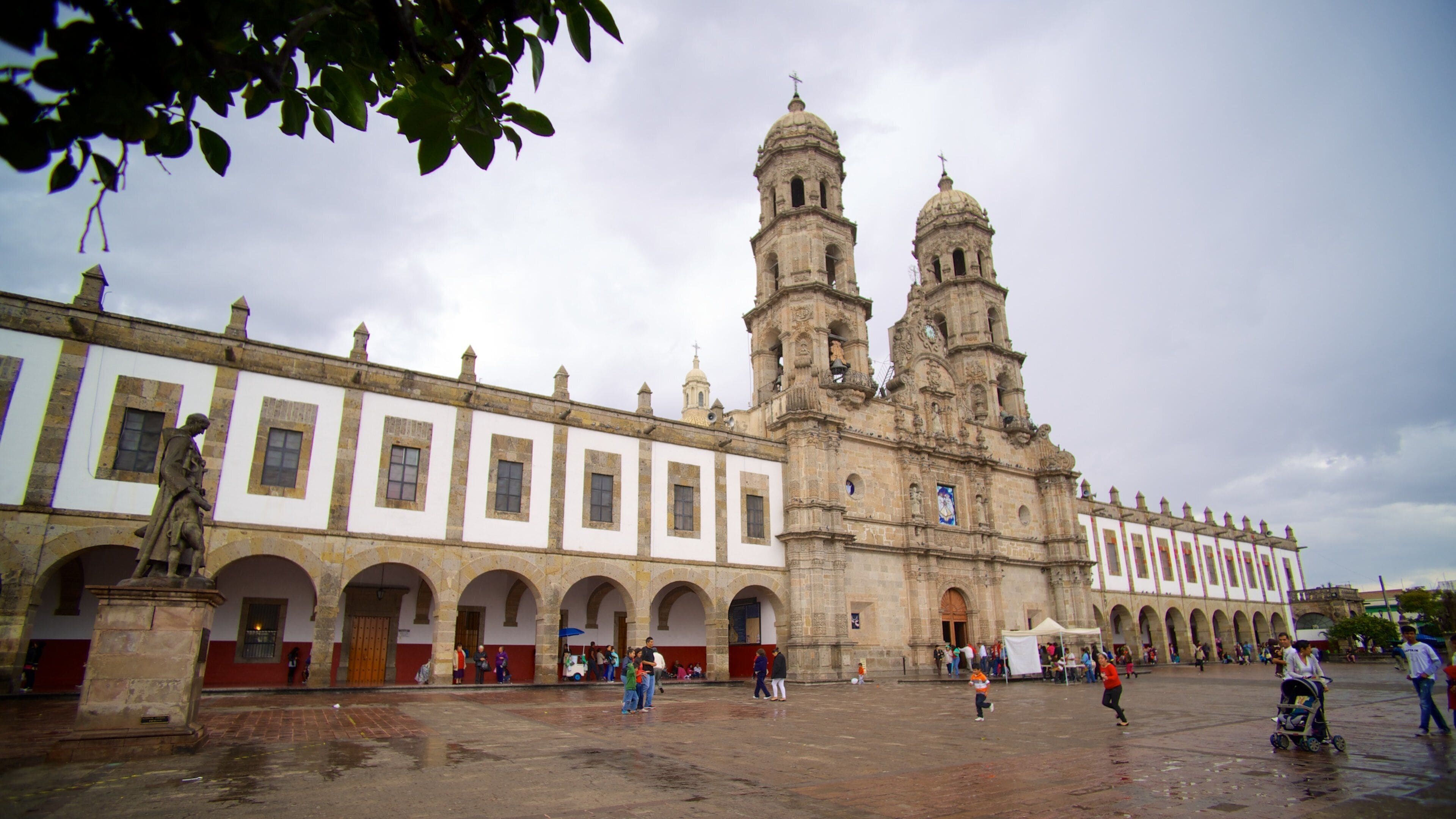 Basílica de Zapopan que incluye una plaza, arquitectura patrimonial y una iglesia o catedral